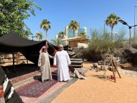 Lokaler Reiseleiter Ibrahim mit Beduinen