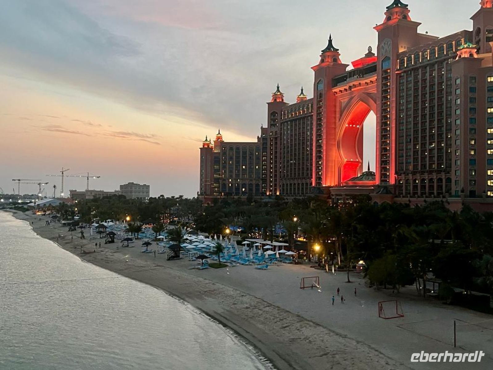 Atlantis Hotel im Abendrot