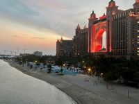 Atlantis Hotel im Abendrot