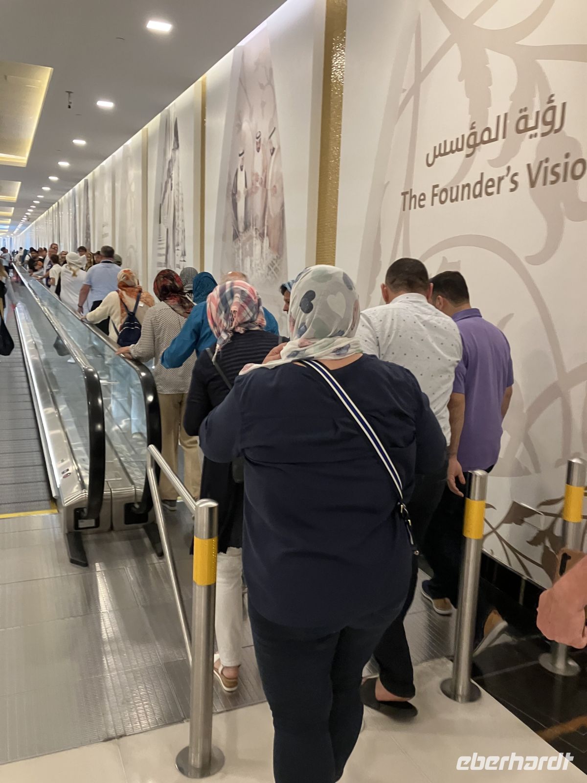 Zugang gut bedeckt zur Sheik Zayed Grand Moschee