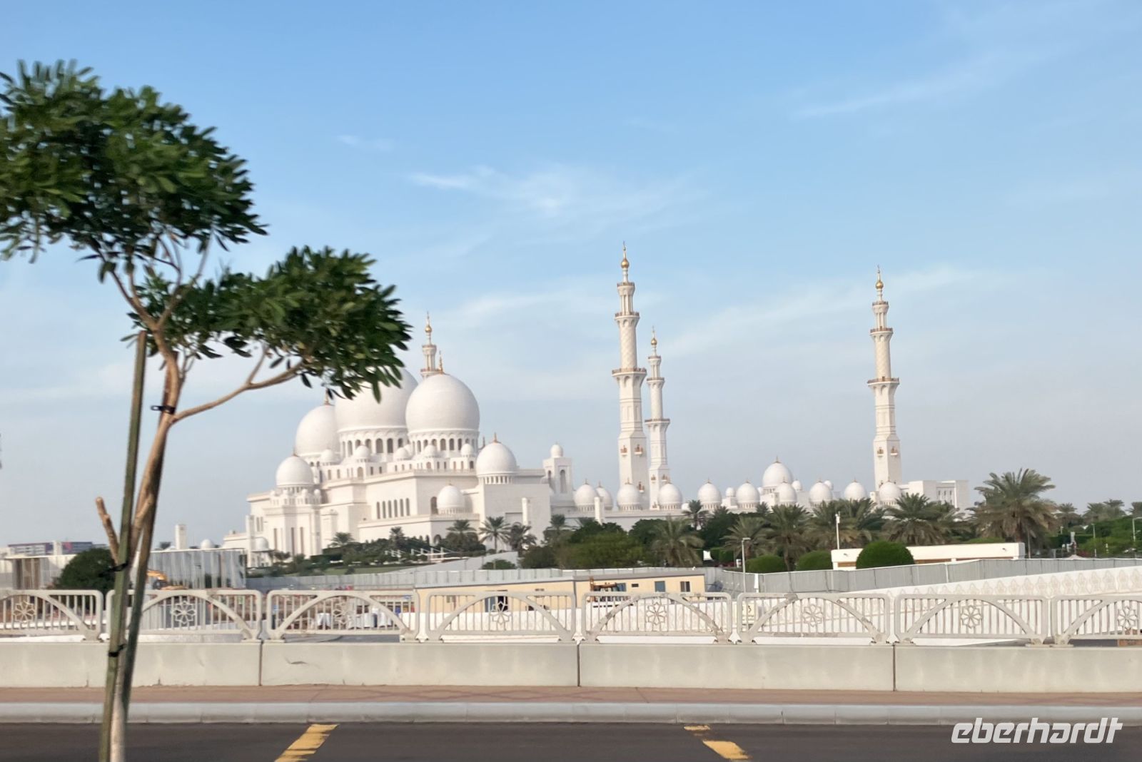 Sheik Zayed Grand Moschee vom Bus aus