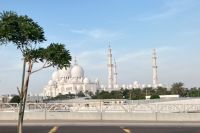 Sheik Zayed Grand Moschee vom Bus aus