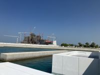 Blick vom Louvre auf die Bauprojekte der Kulturinsel in Abu Dhabi