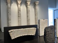 Ausstellungstücke im Louvre Abu Dhabi