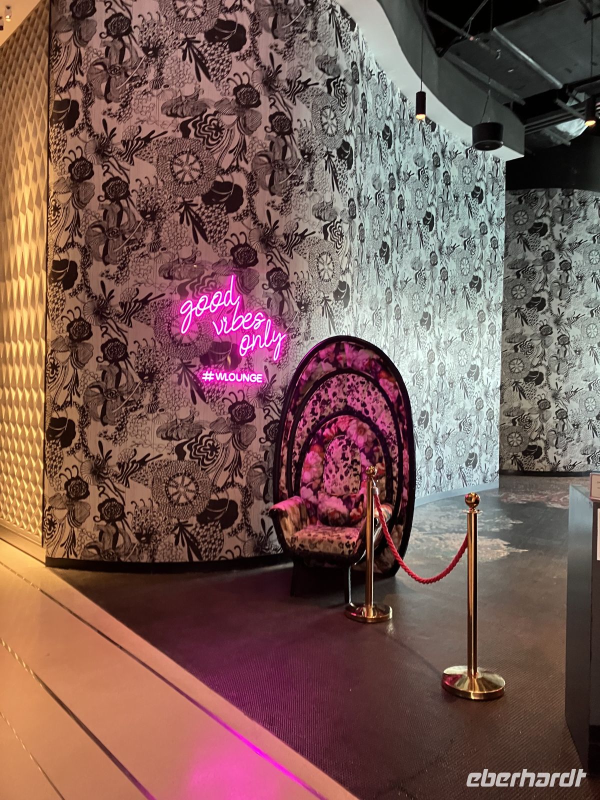 W Hotel Yas Island, von dem man direkt auf die Formel 1 Strecke schaut