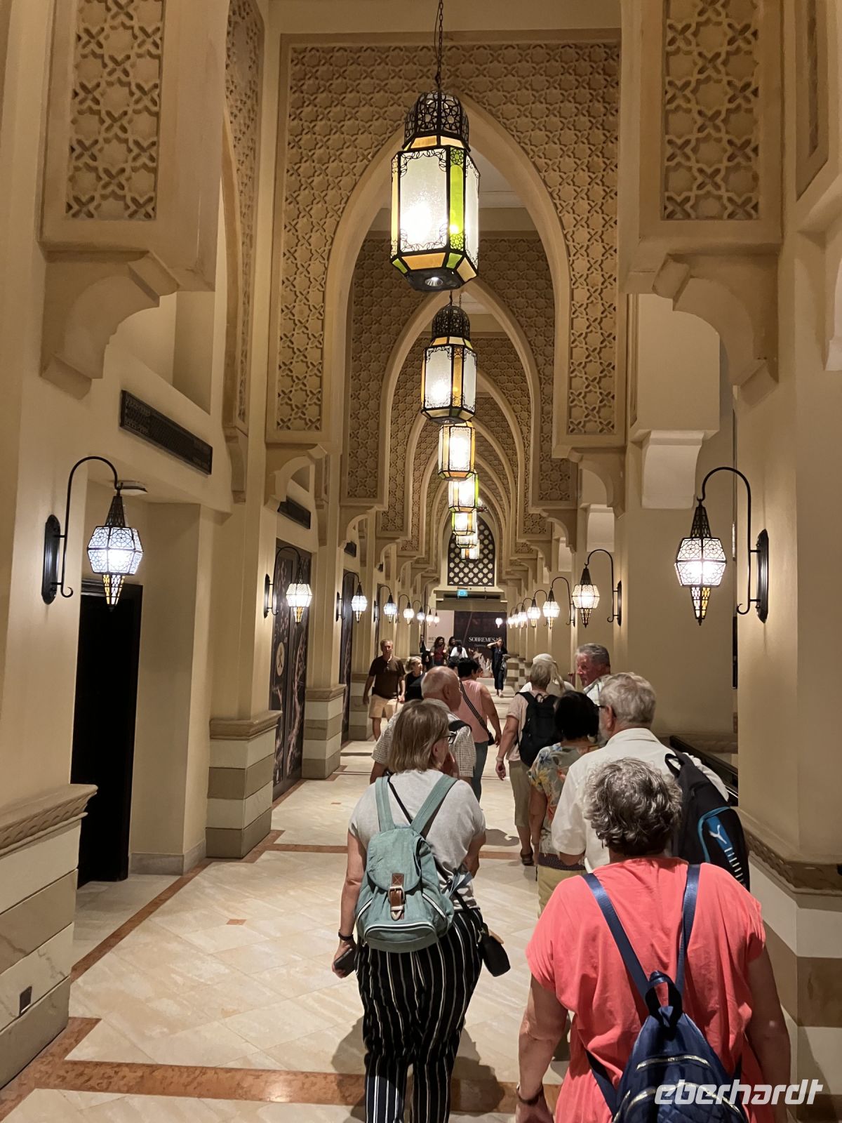 Eberhardt Travel Reisegruppe Gang zum Abendessen 