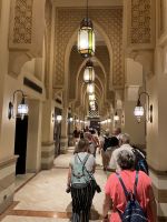 Eberhardt Travel Reisegruppe Gang zum Abendessen 