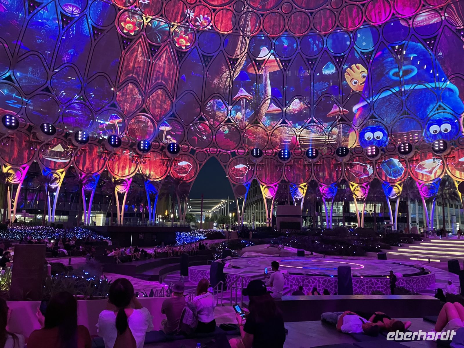 Lichtshow unter dem Dome auf dem EXPO-Gelände