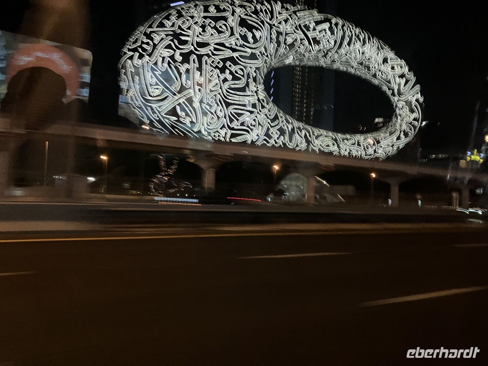 Ankunft in Dubai und Fahrt vorbei am Museum der Zukunft