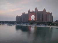 Atlantis Hotel von der Monorail aus gesehen