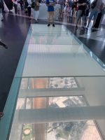 Blick nach unten von der Plattform des Dubai Frame