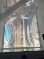 Blick nach unten von der Plattform des Dubai Frame