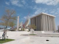 Abrahamic Family House, Kirche, im Hintergrund Baustelle Shaikh Zayed National Museum