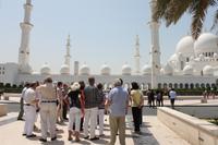 IMG_9088_Reisegruppe vor der Großen Moschee Abu Dhabi