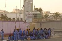 Bauarbeiter warten auf Transfer nach Hause