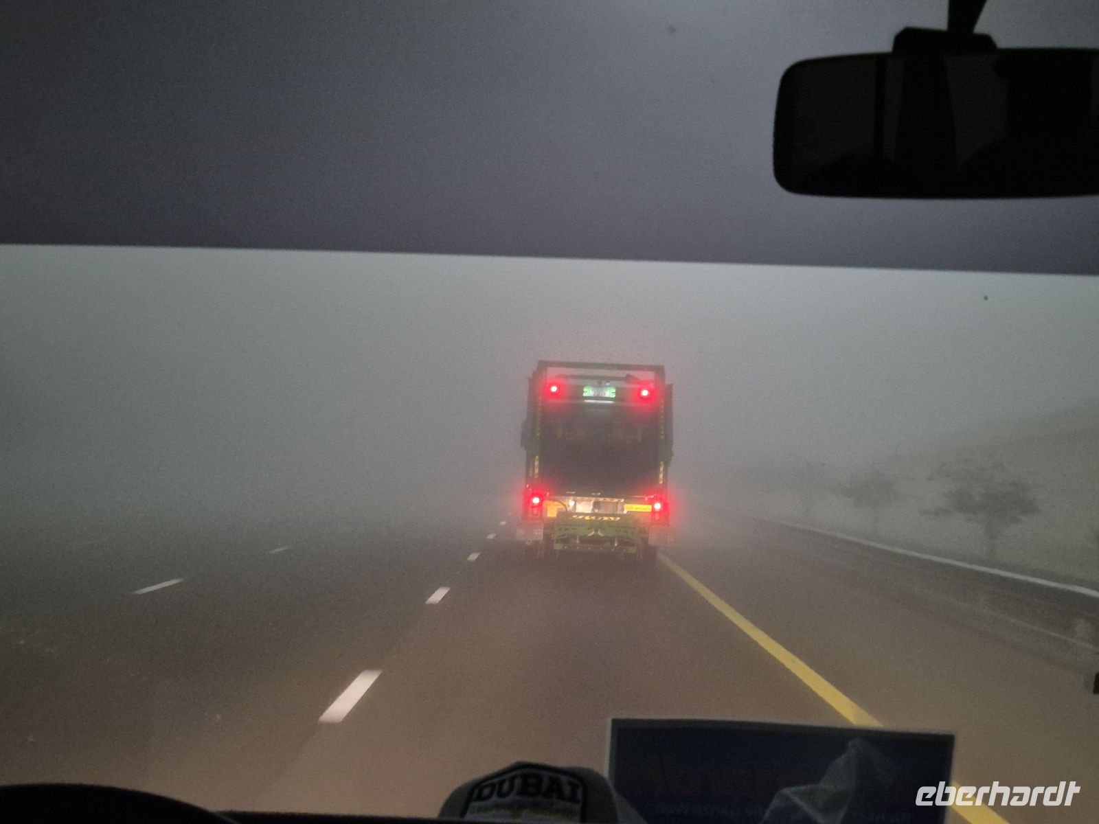 Nebel auf der Fahrt zum Flughafen