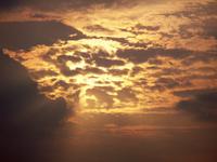 Die Sonne geht langsam in der Wüste unter