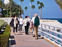 Wir laufen über die Brücke zum Burj al Arab