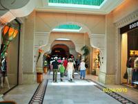 Wir schauen links und rechts. Viele schöne Boutiquen...