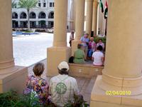 Jetzt warten wir geschafft im Schatten auf den Bus.