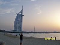 Unser Ausflug endet mit einem Sonnenuntergang am Strand mit Blick auf das Burj al Arab