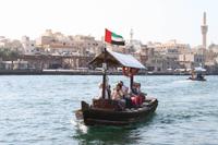 0047 Fahrt mit der traditionellen Abra über den Creek