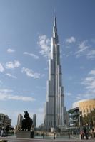 0128 Reisebegleiter Patrick am Burj Khalifa (Suchbild) ;)