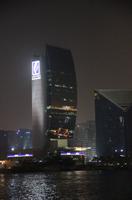 die Dhow spiegelt sich im Gebaeude