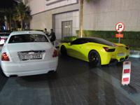 Luxusautos am Burj Khalifa