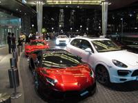 Luxusautos vor der Dubai Mall