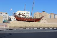 Schiff auf und vor dem Nationalmuseum von Dubai
