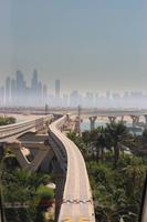 Monorailgleis mit Blick auf die Skyline von Dubai