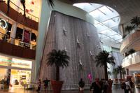 Fliegende Männer in der Dubai-Mall