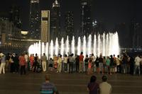 Wasserspiel mit Blick zur Skyline