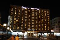 Arabian Courtyard Hotel am Abend