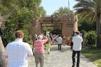 Reisegäste auf dem Weg ins Heritage Village