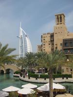Madinat Jumeirah Souk mit Blick auf das Burj al Arab Hotel