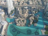 Blick auf Dubai aus dem 124. Stockwerk des Burj Khalifa