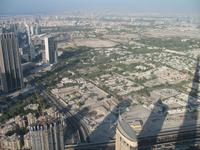 Blick auf Dubai aus dem 124. Stockwerk des Burj Khalifa