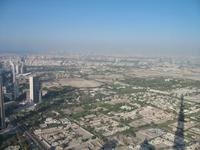 Blick auf Dubai aus dem 124. Stockwerk des Burj Khalifa