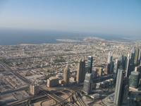 Blick auf Dubai aus dem 124. Stockwerk des Burj Khalifa