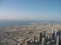 Blick auf Dubai aus dem 124. Stockwerk des Burj Khalifa