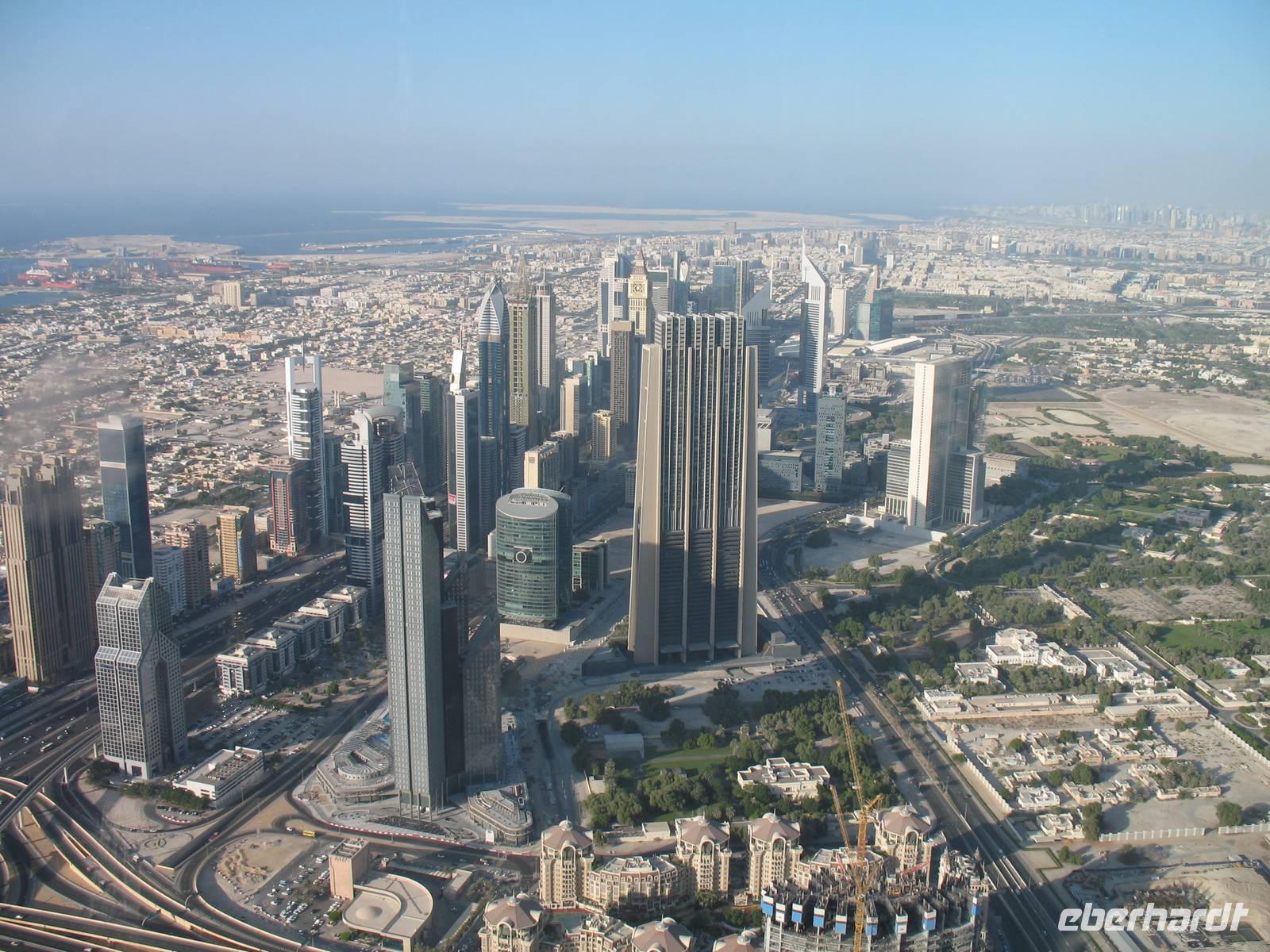 Blick auf Dubai aus dem 124. Stockwerk des Burj Khalifa