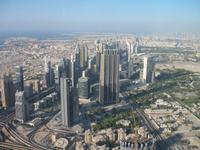Blick auf Dubai aus dem 124. Stockwerk des Burj Khalifa