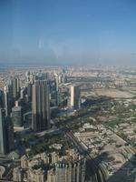 Blick auf Dubai aus dem 124. Stockwerk des Burj Khalifa