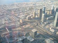 Blick auf Dubai aus dem 124. Stockwerk des Burj Khalifa