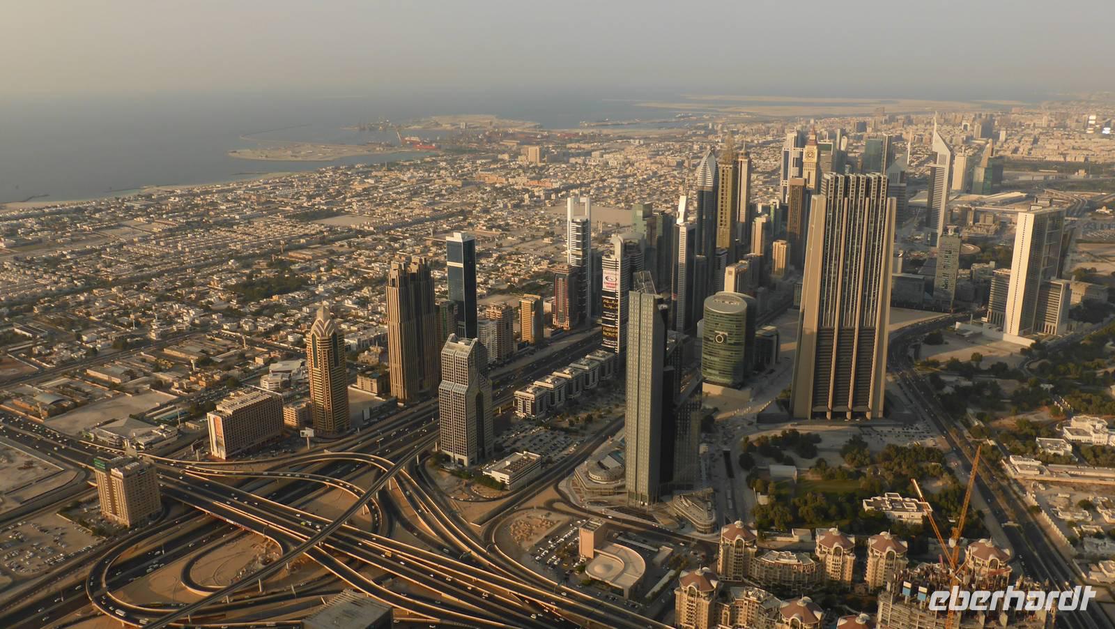 Blick vom Burj Khalifa auf Shaikh Zayed Road
