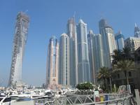 Erste Blicke auf die Skyline von Dubai