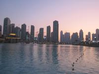 Blick von der Dubai Mall bei Dämmerung