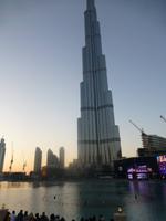 Wir warten auf die Wasserspiele vor dem Burj Khalifa